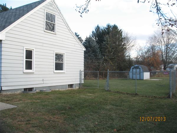 Building Photo - 321 W Cherry St