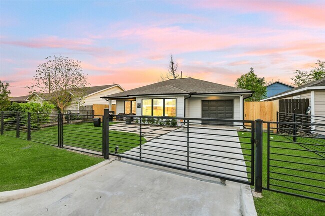 Building Photo - 910 Algregg St