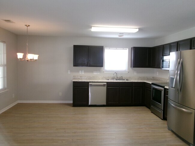 Building Photo - 3 bedroom, 2 bath home in the Inverness Co...