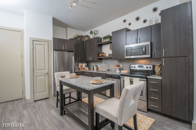 Building Photo - 1 br, 1 bath  - 9250 Pinecroft Dr