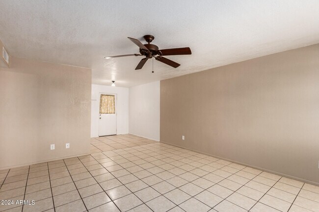 Building Photo - 815 E Hazel Dr