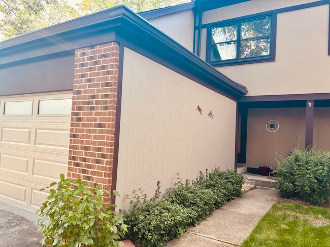 Foto del edificio - 325 Shadow Bend Dr