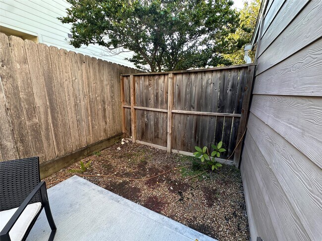 Foto del edificio - 13821 Hollowgreen Dr