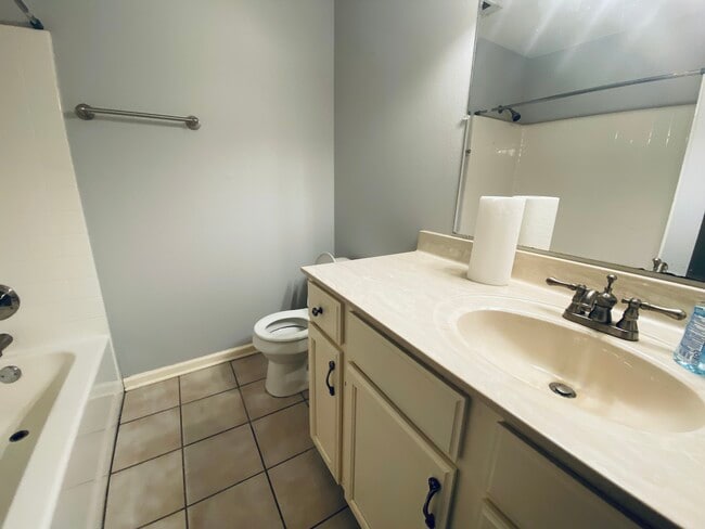 Building Photo - 19 Cedaridge Dr