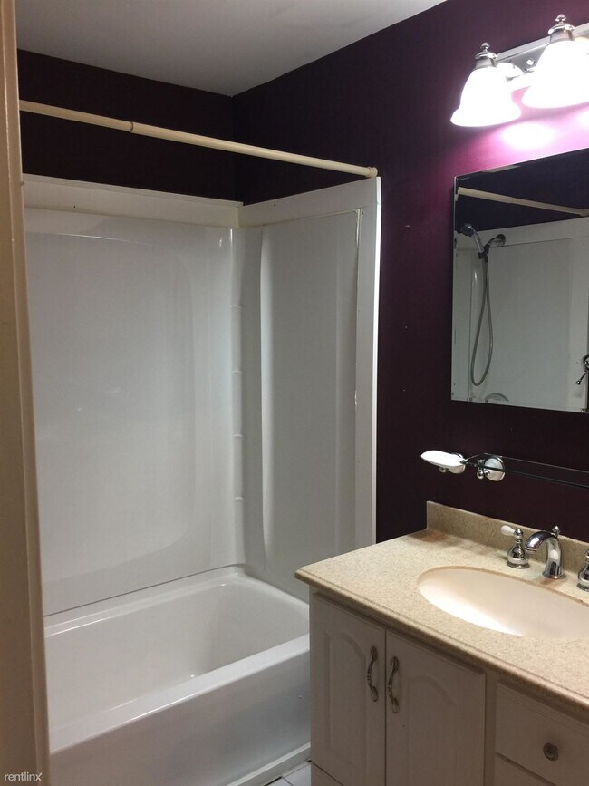 Building Photo - 2 br, 1 bath Condo - 422 Emmett St Apt L