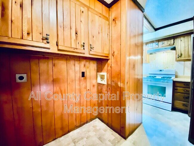 Foto del edificio - 2121 Cypress Rd