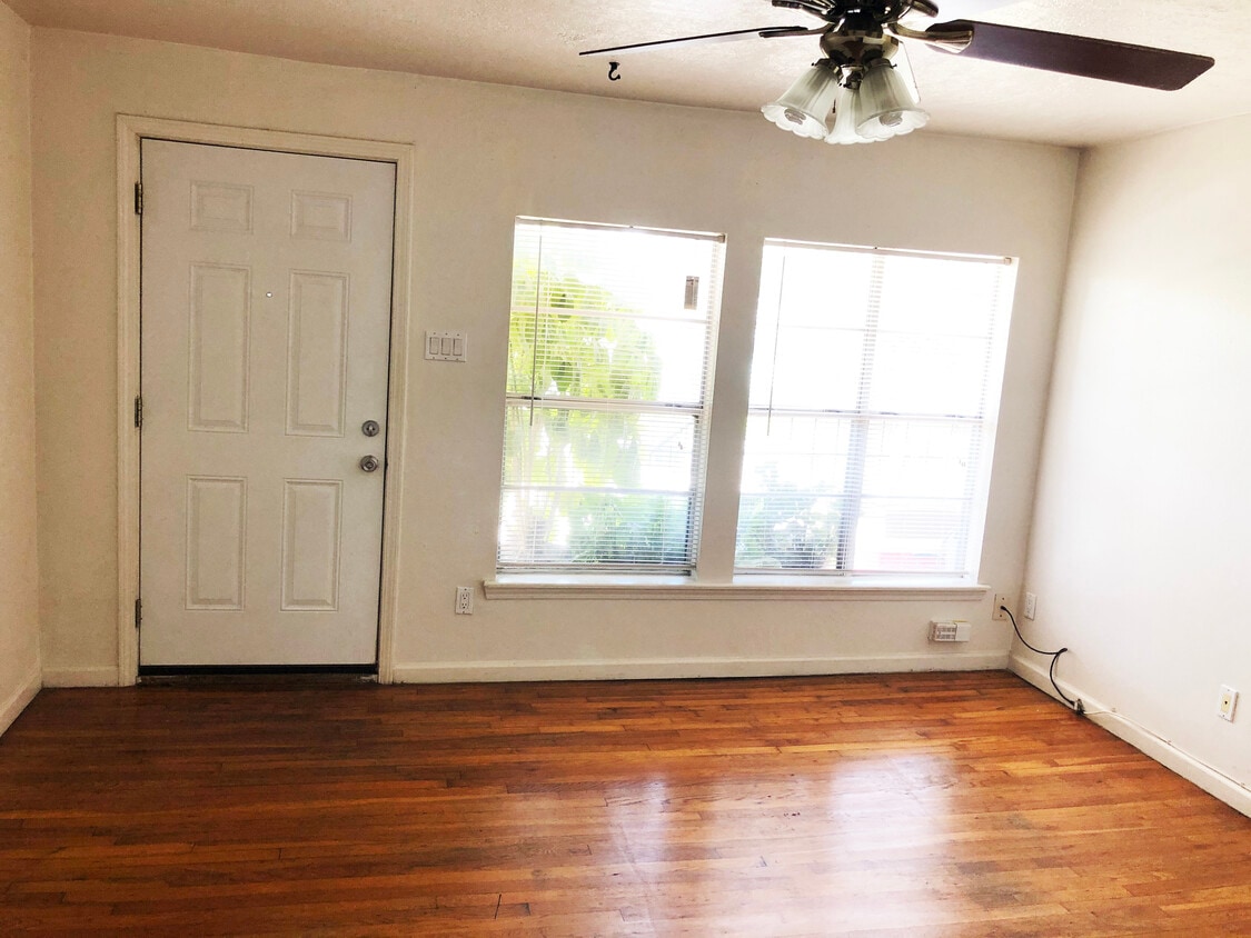 Entry to Living Room - 115 Aurora St