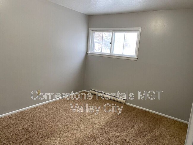 Building Photo - 825 3rd St SW