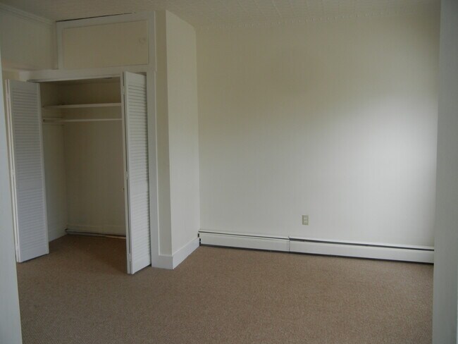 Building Photo - 68 Crescent St