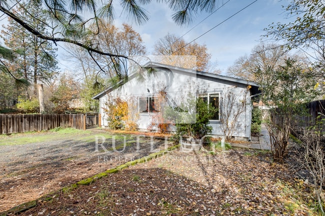 Building Photo - 3 Bedroom / 3 Bath Home Available in the Heart of Shady Cove!