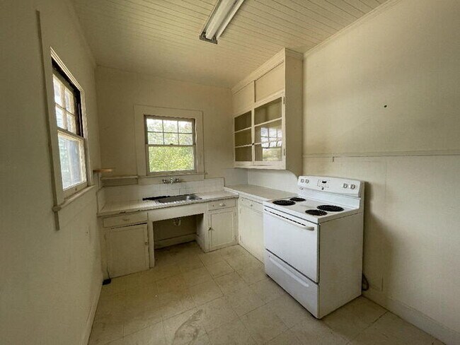 Foto del edificio - To register for the showing time below, no...