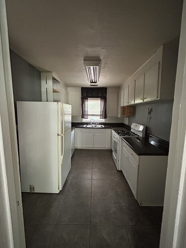 Foto del edificio - 303 Ariola Ave
