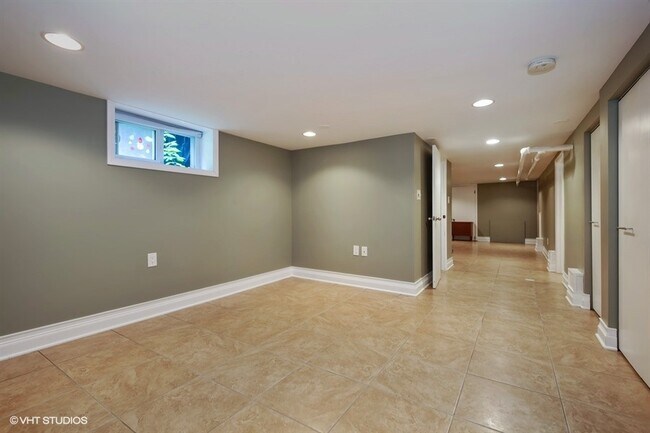 Building Photo - 2946 N Narragansett Ave