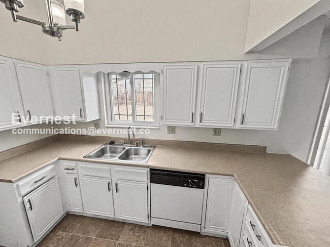 Building Photo - 5 Bed, 2.5 Bath Home with Fenced Yard & Garage / Available Soon!