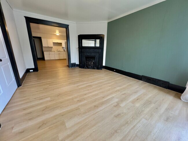 Foto del edificio - 1851 W 58th St