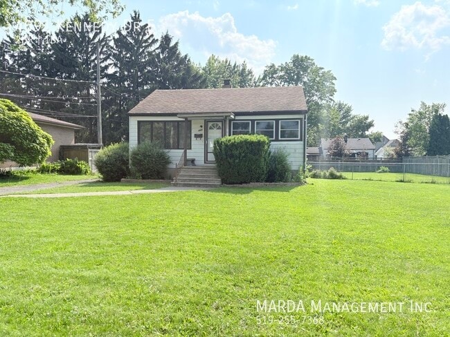 Building Photo - CHARMING 2-BEDROOM/1-BATH HOME IN ROSELAND...