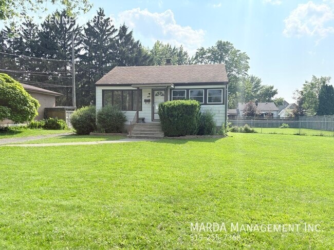Photo du bâtiment - CHARMING 2-BEDROOM/1-BATH HOME IN ROSELAND...