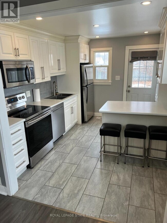 Building Photo - 415 Welland Ave