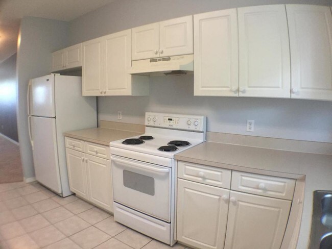 Building Photo - 5612 Rose Garden Unit 102