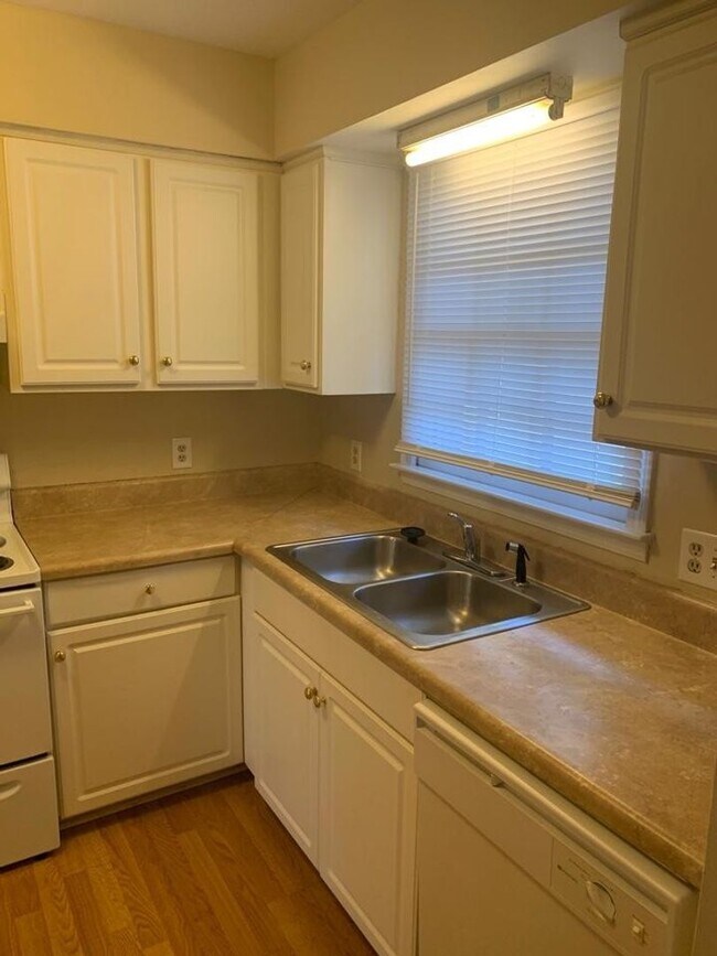 Building Photo - 2bedroom 1.5bath Townhouse Carolina Road