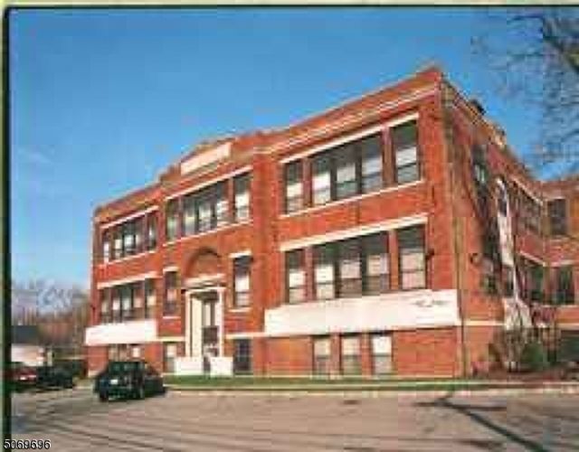Primary Photo - 124 E Main St