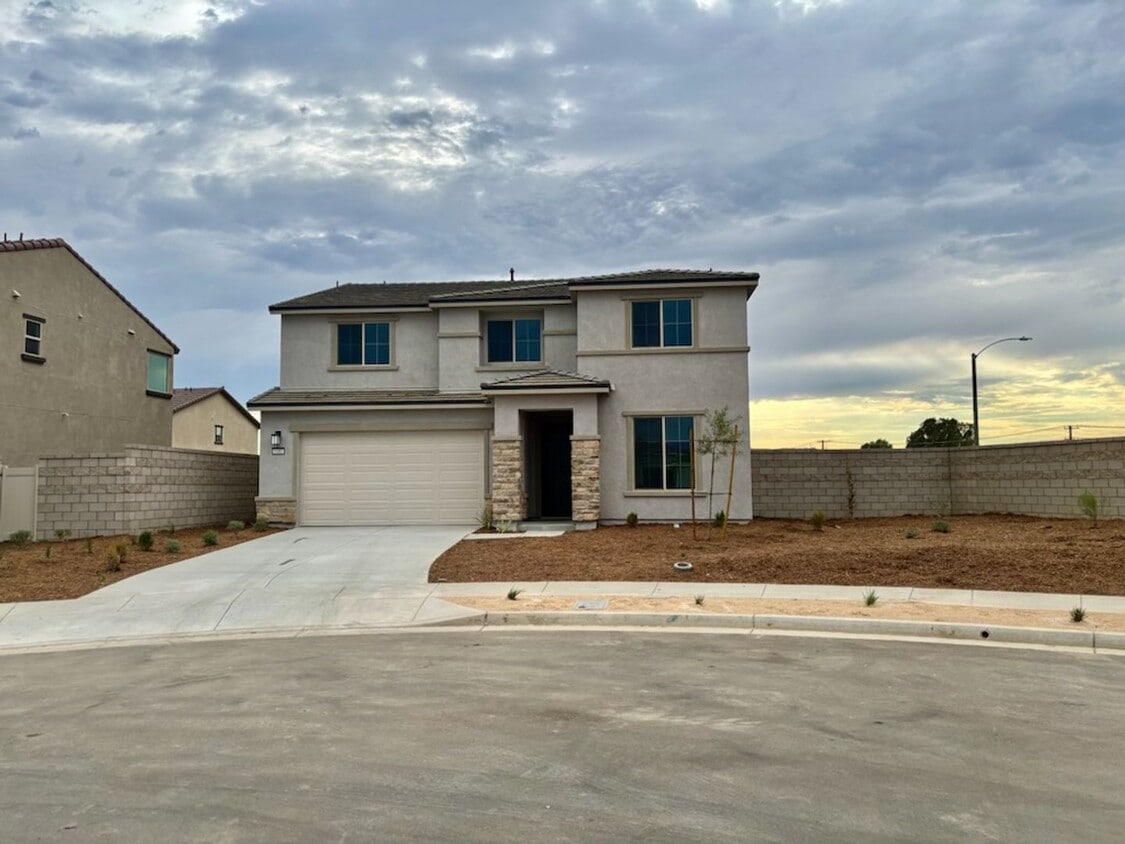 Foto principal - Brand New two-story 6 Bedrooms, 3 Baths So...