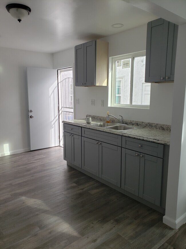 Kitchen - 5526 S Van Ness Ave
