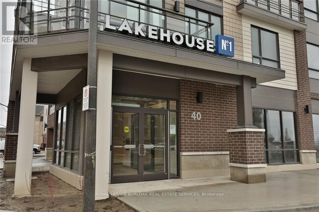 Building Photo - 40 Esplanade Ln