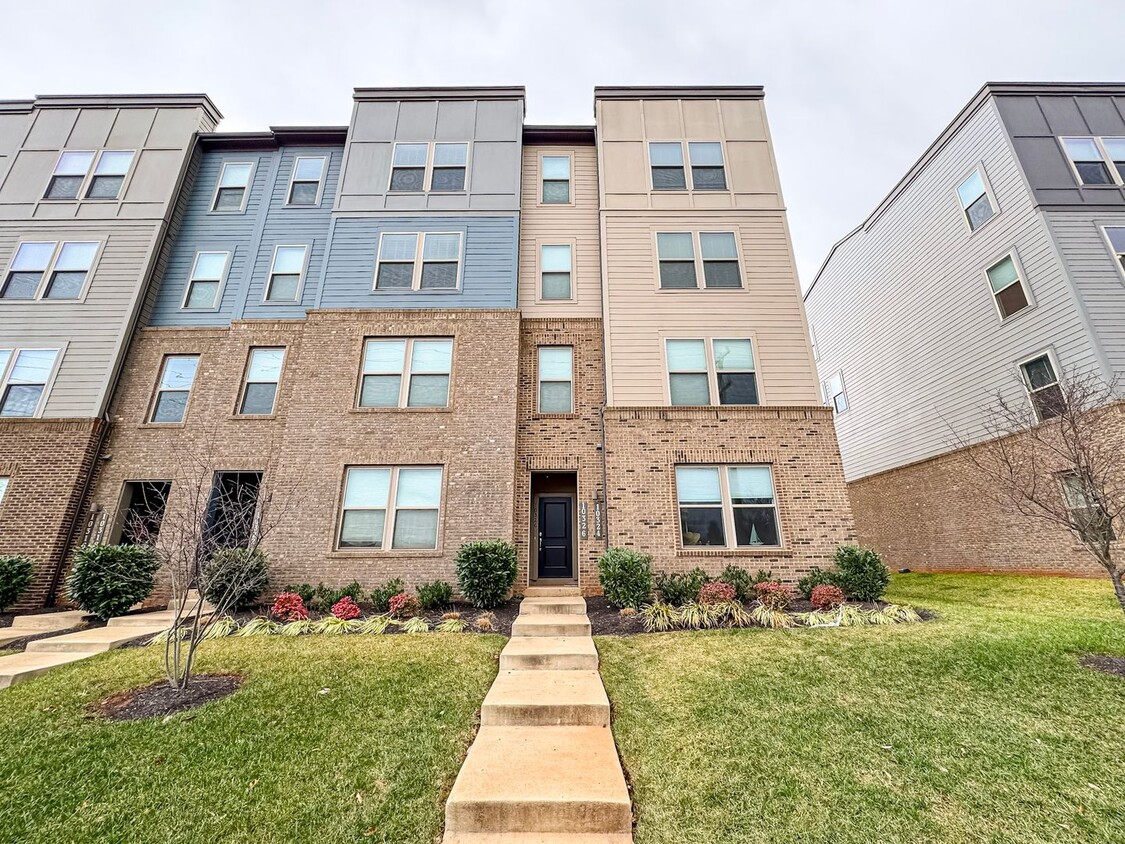 Foto principal - Modern 3 Bed 2.5 Bath End-Unit Townhome Wi...