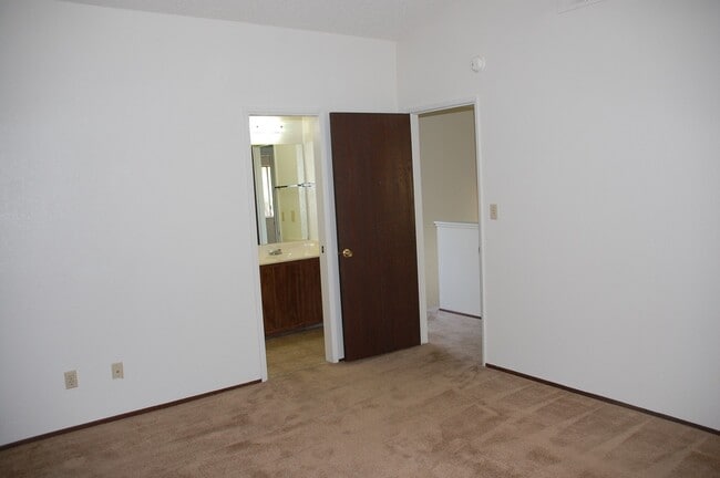 Building Photo - 2 bed, 1.5 bath, 2 car garage, duplex in R...