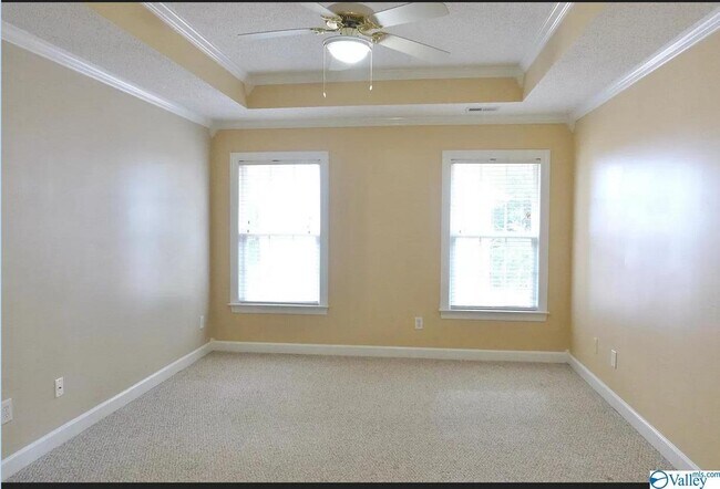 Building Photo - 127 Knotting Pl