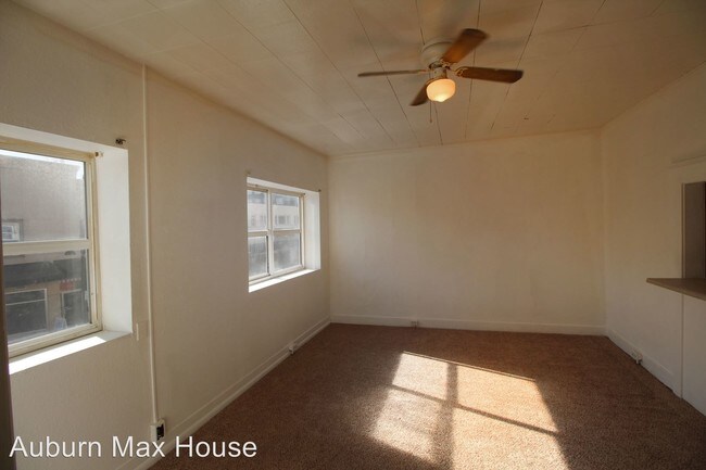 Foto del edificio - Studio, 1 bath Apartment - 115 E Main St