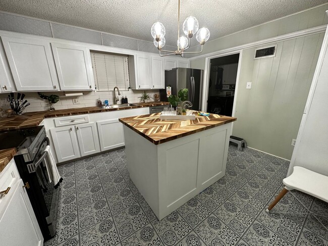Building Photo - Beautiful 3 Bedroom home in Pine Tree ISD