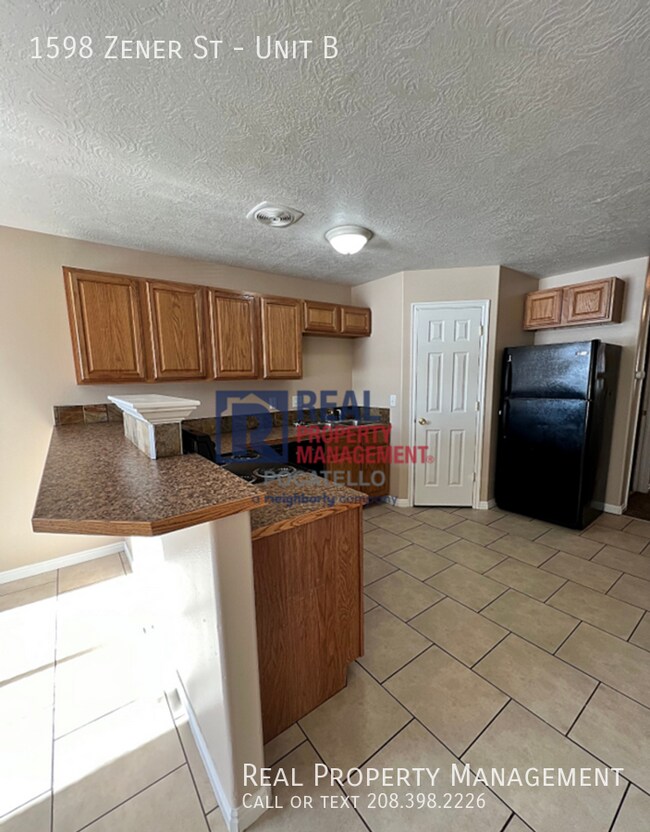 Foto del edificio - 3 Bedroom 1 Bath Duplex - Pet Friendly