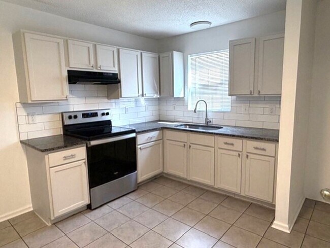 Foto del edificio - ~ Cute 2-Bedroom Home w/fenced back yard! ~