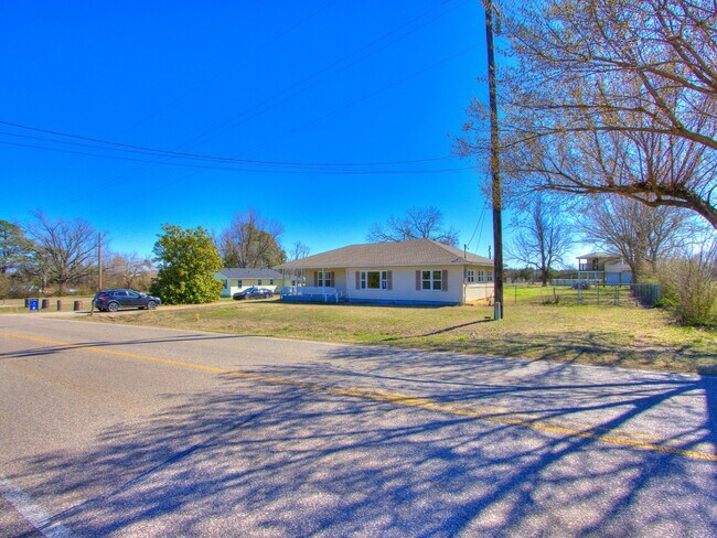 Foto del edificio - 37005 Lake Rd
