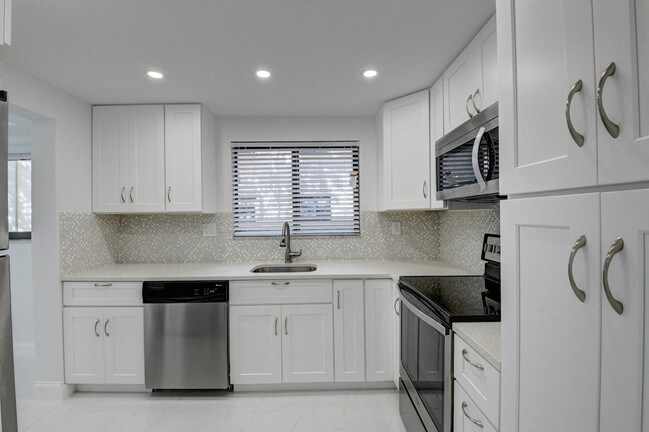 Foto del edificio - 15090 Ashland Pl