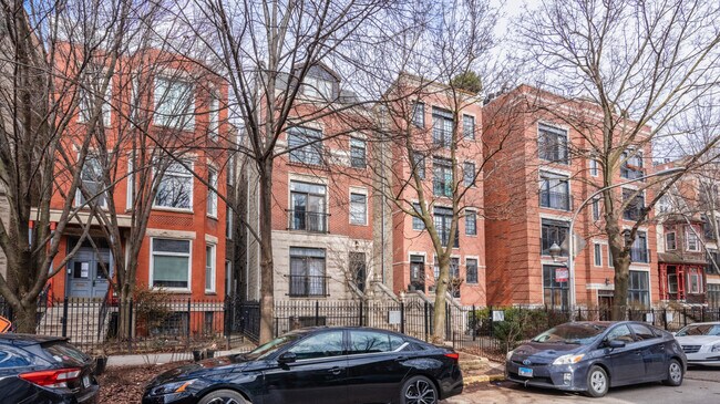 Building Photo - 852 W Roscoe St