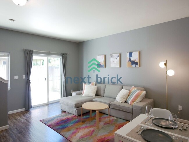 Building Photo - Quiet Townhouse 2 Beds 1.5 Bath Available for Rent!