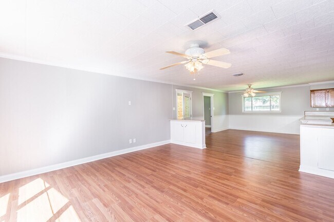 Foto del edificio - Large 4Bed/2Bath House on Beautiful Lot