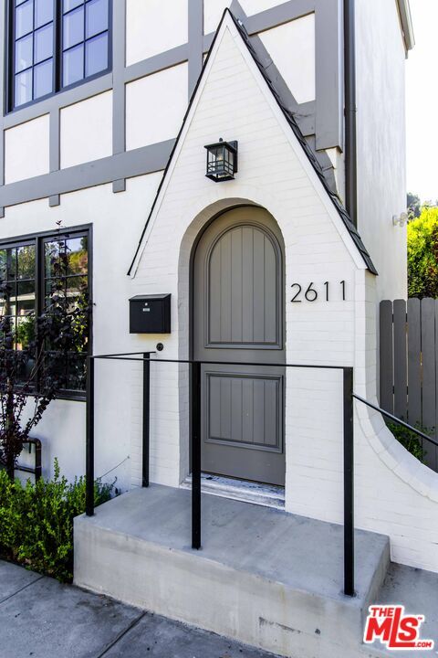 Building Photo - 2611 Beachwood Dr