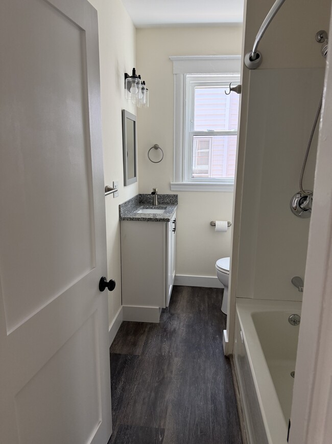 Bathroom - 14 Porter St
