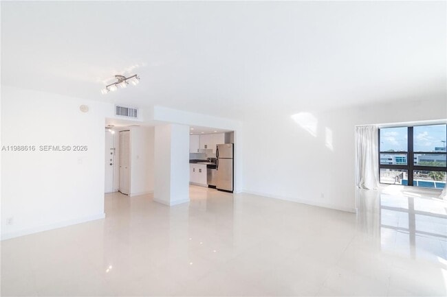 Building Photo - 1800 Collins Ave