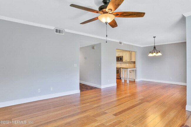 Foto del edificio - 8008 Hollyridge Rd