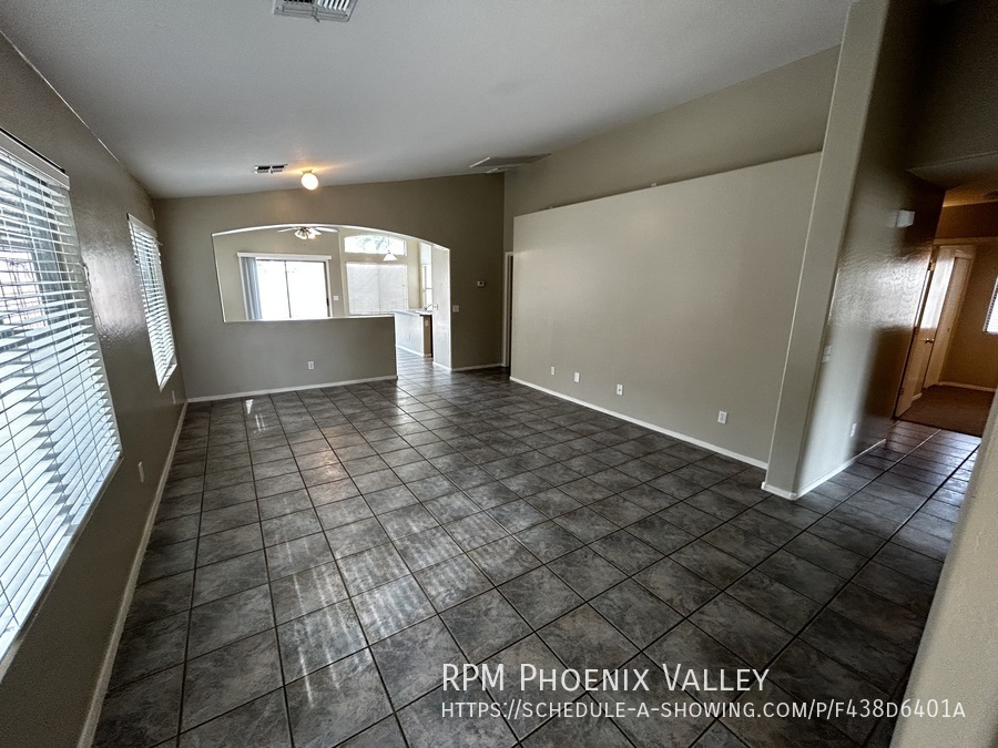 Foto principal - Open Concept 4 Bed/2 Bath W/ New Paint & N...