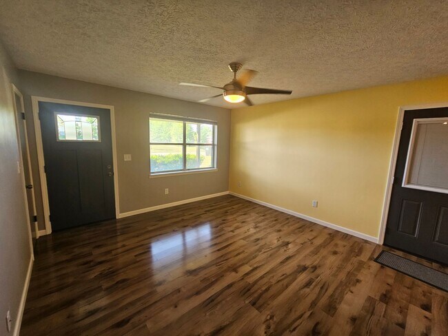 Building Photo - Charming 3Bed/2Ba Brick Home on the Edge o...