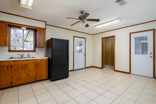 Foto del edificio - 6000 Larkspur Dr
