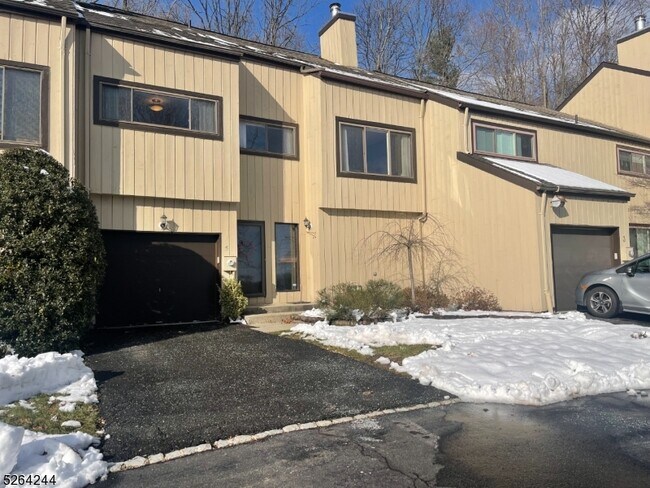 Building Photo - 5 Sycamore Ln