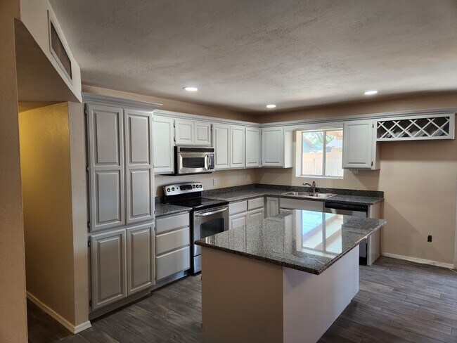 Foto del edificio - 8207 E Mitchell Dr