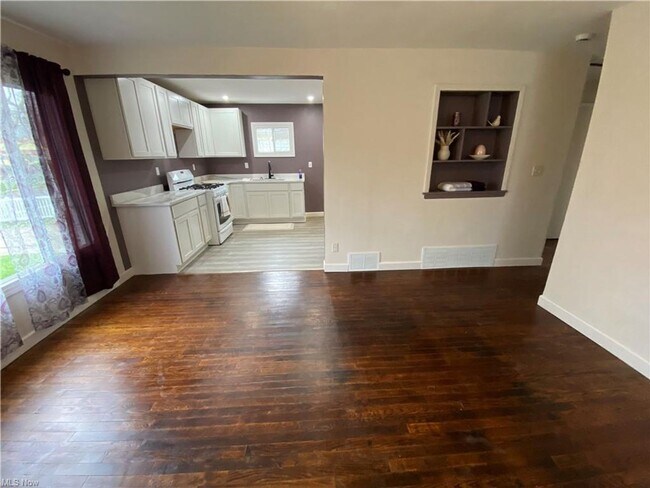 Foto del edificio - Renovated 3 Bedroom Home with 2 Full Baths